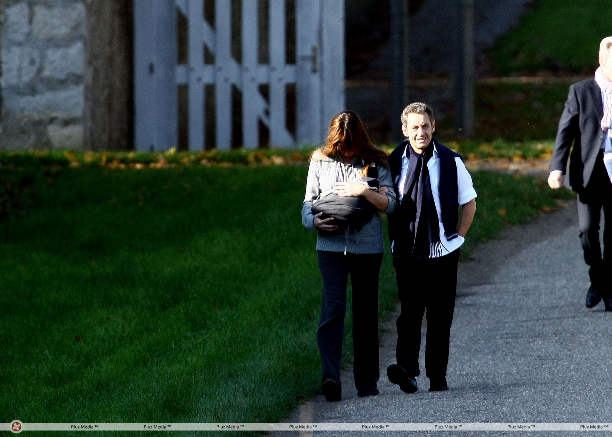 Nicolas Sarkozy and wife Carla Bruni taking a stroll with Giulia | Picture 113944